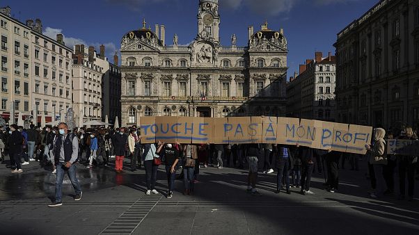 „Fass meinen Lehrer nicht an“ steht auf dem Spruchband bei einer Gedenkkundgebung in der Stadt Lyon „Fass meinen Lehrer nicht an“ steht auf dem Spruchband bei einer Gedenkkundgebung in der Stadt Lyon