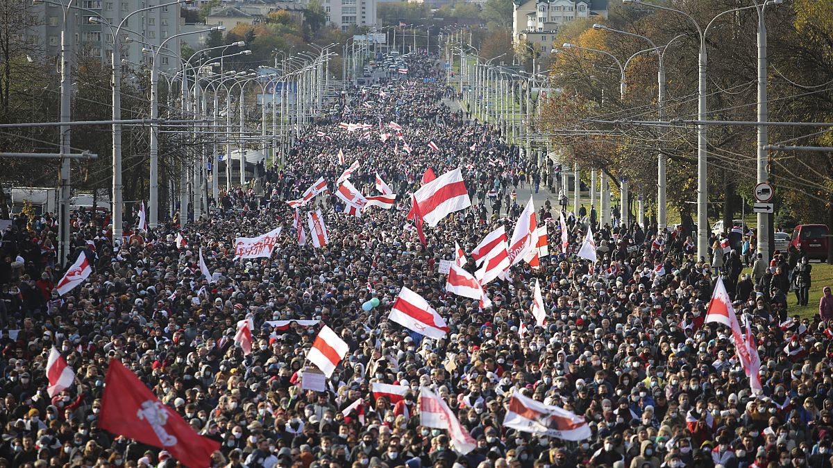 Decenas de miles se reunieron en Minsk una vez más este domingo 18 de octubre para exigir la dimisión del líder autoritario bielorruso. 