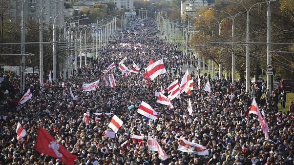 Decenas de miles se reunieron en Minsk una vez más este domingo 18 de octubre para exigir la dimisión del líder autoritario bielorruso. Decenas de miles se reunieron en Minsk una vez más este domingo 18 de octubre para exigir la dimisión del líder autoritario bielorruso.