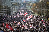Bélarus : des dizaines de milliers de manifestants malgré la menace de tirs à balles réelles