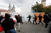 La policía checa utilizó gas lacrimógeno y un cañón de agua para dispersar a los cientos de manifestantes que protestaban violentamente contra las restrcciones por la COVID-19