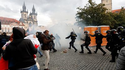La policía checa utilizó gas lacrimógeno y un cañón de agua para dispersar a los cientos de manifestantes que protestaban violentamente contra las restrcciones por la COVID-19