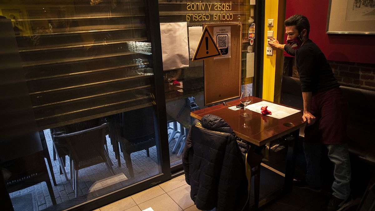 Un restaurateur belge baisse le rideau de son établissement à Bruxelles, le 18 octobre 2020