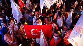 Turcochipriotas celebrando la victoria del nacionalista Ersin Tatar
