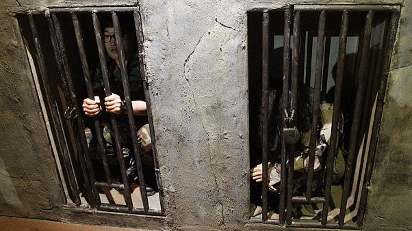جندي كوري جنوبي يخضع لتجربة حول ما يشبه الاحتجاز في زنزانة كورية شمالية في معرض الحرب الكورية في سيول. جندي كوري جنوبي يخضع لتجربة حول ما يشبه الاحتجاز في زنزانة كورية شمالية في معرض الحرب الكورية في سيول.