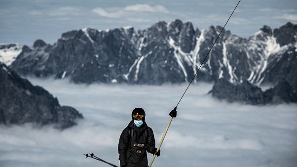 Un skieur porte un masque sur une remontée mécanique dans la station des 2 Alpes, le 17 octobre 2020 Un skieur porte un masque sur une remontée mécanique dans la station des 2 Alpes, le 17 octobre 2020