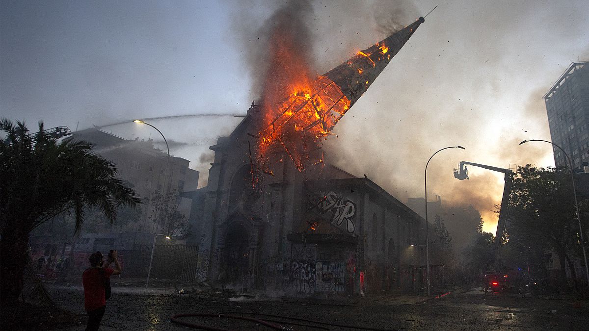 La cúpula de la Iglesia de la Asunción de Santiago de Chile se precipita al suelo envuelta en llamas