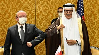 İsrail-Bahreyn mutabakat zaptını İsrail adına Ulusal Güvenlik Kurumu Başkanı Meir Şabat (solda), Bahreyn adına ise Dışişleri Bakanı Abdullatif ez-Zeyyani imzaladı