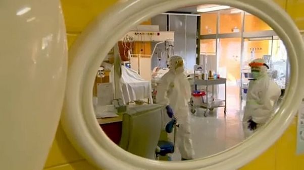 Ein Krankenhaus mit Covid-19-Patienten Ein Krankenhaus mit Covid-19-Patienten