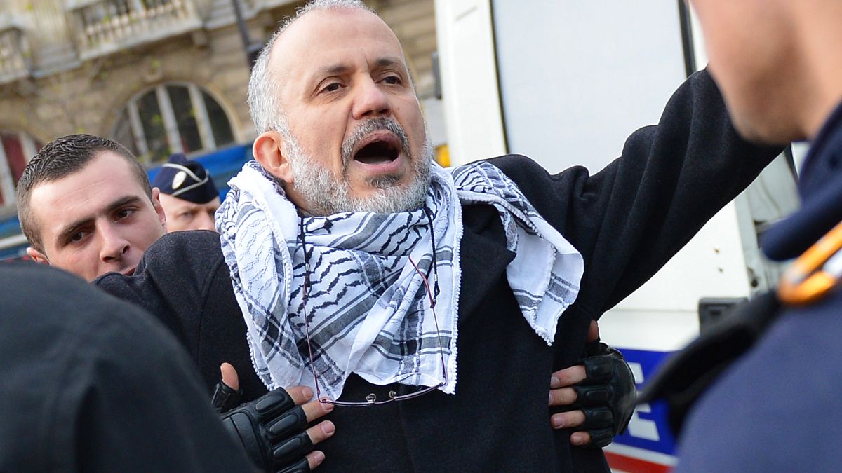 إيقاف عبد الحكيم صفريوي خلال مظاهرة غير مرخص فيها في باريس, 2012/12/29
