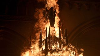  متظاهرون يضرمون النار في كنيسة خلال احتجاجات في سانتياغو، تشيلي