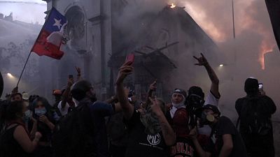 شاهد: احتجاجات في سانتياغو تتحول لاشتباكات وأعمال شغب 