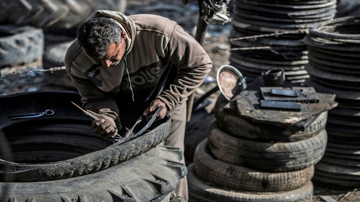 عامل مصري في إحدى ورشات إطارات المركبات في منطقة الدلتا شمال العاصمة القاهرة