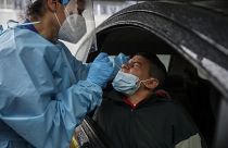 طبيب يجري اختبارتشخيص كوفيد-19  لصبي داخل سيارة بمستشفى ساوباولو في ميلانو/2020/10/15
