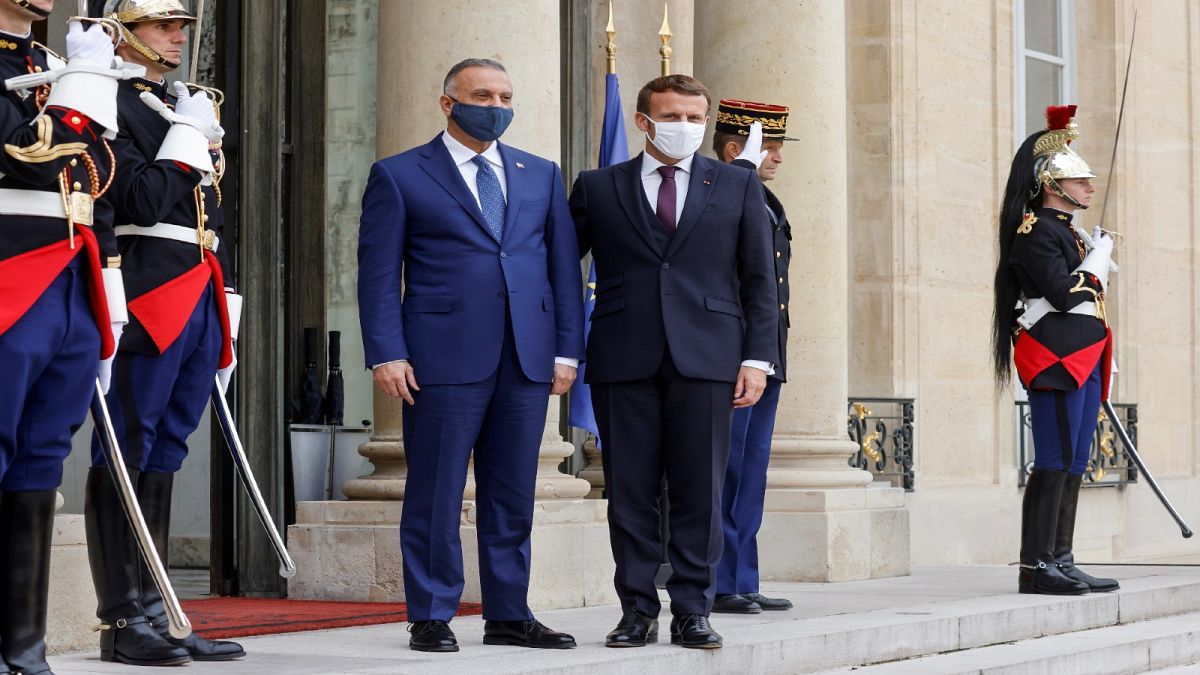 الرئيس الفرنسي إيمانويل ماكرون يستقبل رئيس الوزراء العراقي مصطفى الكاظمي