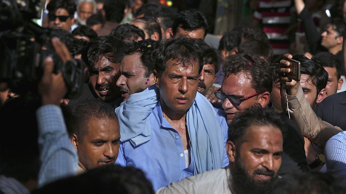 Pakistan polisi, ülkenin kurucusu Muhammed Ali Cinnah'ın mezarında orduya karşı sloganlar gruba liderlik eden Muhammed Safdar'ı tutukladı.