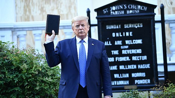 Trump con la Sacra Bibbia davanti alla chiesa St. John's Episcopal nei pressi della Casa Bianca. Foto del 1 giugno 2020 Trump con la Sacra Bibbia davanti alla chiesa St. John's Episcopal nei pressi della Casa Bianca. Foto del 1 giugno 2020