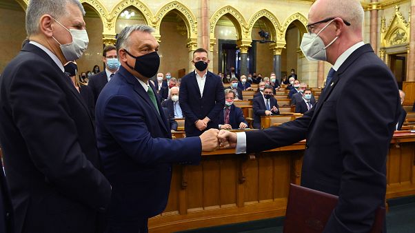 Orbán Viktor gratulál Varga Zsolt Andrásnak, a Kúria megválasztott elnökének Orbán Viktor gratulál Varga Zsolt Andrásnak, a Kúria megválasztott elnökének