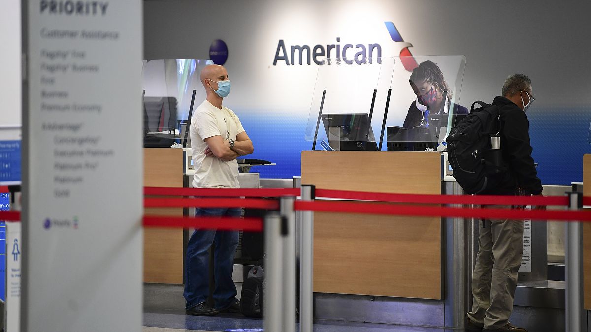 مسافرون في مطار لوس أنجليس بالولايات المتحدة يستكملون الإجراءات قبيل التوجه إلى الطائرة  