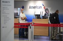 مسافرون في مطار لوس أنجليس بالولايات المتحدة يستكملون الإجراءات قبيل التوجه إلى الطائرة