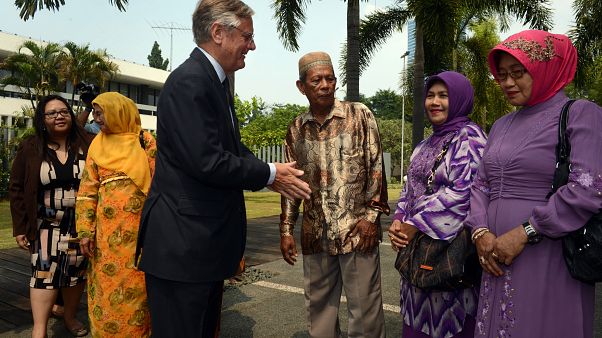 Hollanda Büyükelçisi Tjeerd de Zwaan Endonezyalı yargısız infaz kurbanlarının yakınlarını selamlarken (2013)