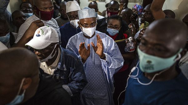 "Au vu des résultats sortis des urnes, je sors victorieux de cette élection dès le premier tour", a déclaré devant la presse M. Diallo "Au vu des résultats sortis des urnes, je sors victorieux de cette élection dès le premier tour", a déclaré devant la presse M. Diallo