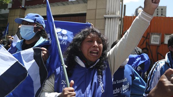 Partidarios de Luis Arce gritan consignas frente a su sede un día después de las elecciones en La Paz Partidarios de Luis Arce gritan consignas frente a su sede un día después de las elecciones en La Paz