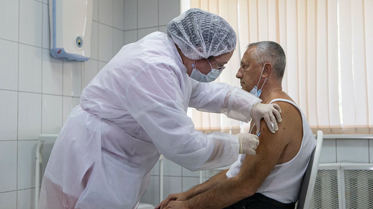 Скоро в России могут появиться еще две вакцины от коронавируса