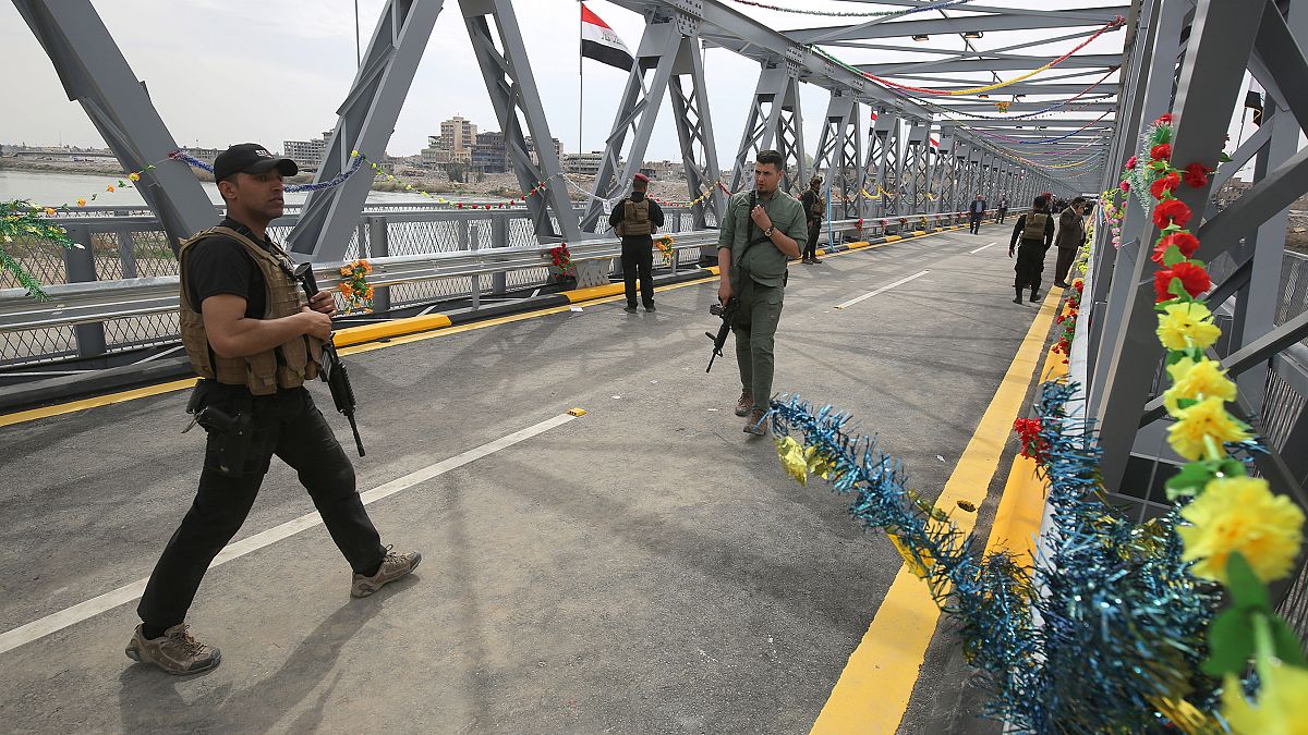 عناصر من القوات الأمنية العراقية فوق الجسر القديم وسط مدينة الموصل