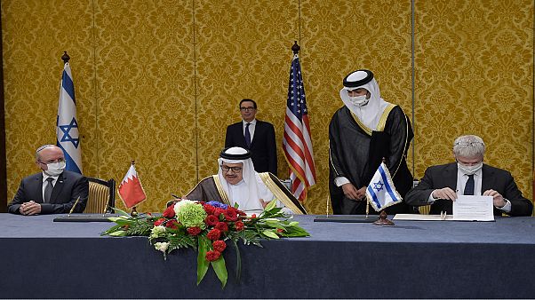 وزير الخارجية البحريني عبد اللطيف الزياني ومستشار الأمن القومي الإسرائيلي مائير بن شبات، يوقعون اتفاق تطبيع العلاقات بين البلدين بحضور وزير الخزانة الأمريكي ستيف منوتشين وزير الخارجية البحريني عبد اللطيف الزياني ومستشار الأمن القومي الإسرائيلي مائير بن شبات، يوقعون اتفاق تطبيع العلاقات بين البلدين بحضور وزير الخزانة الأمريكي ستيف منوتشين