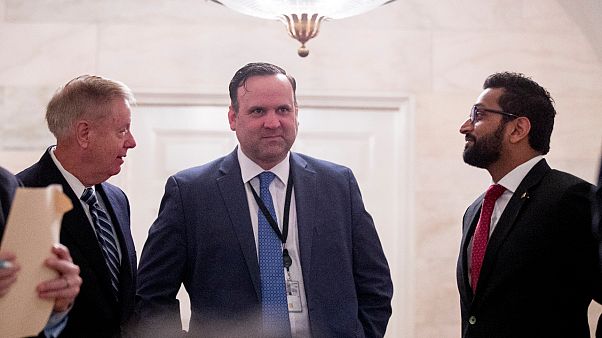 كاش باتيل (يمين) كاش باتيل (يمين)