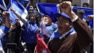 Partidarios de Luis Arce celebran la victoria ante el cuartel general del MAS en La Paz, Bolivia