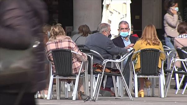 Clientes con mascarillas en una terraza Clientes con mascarillas en una terraza