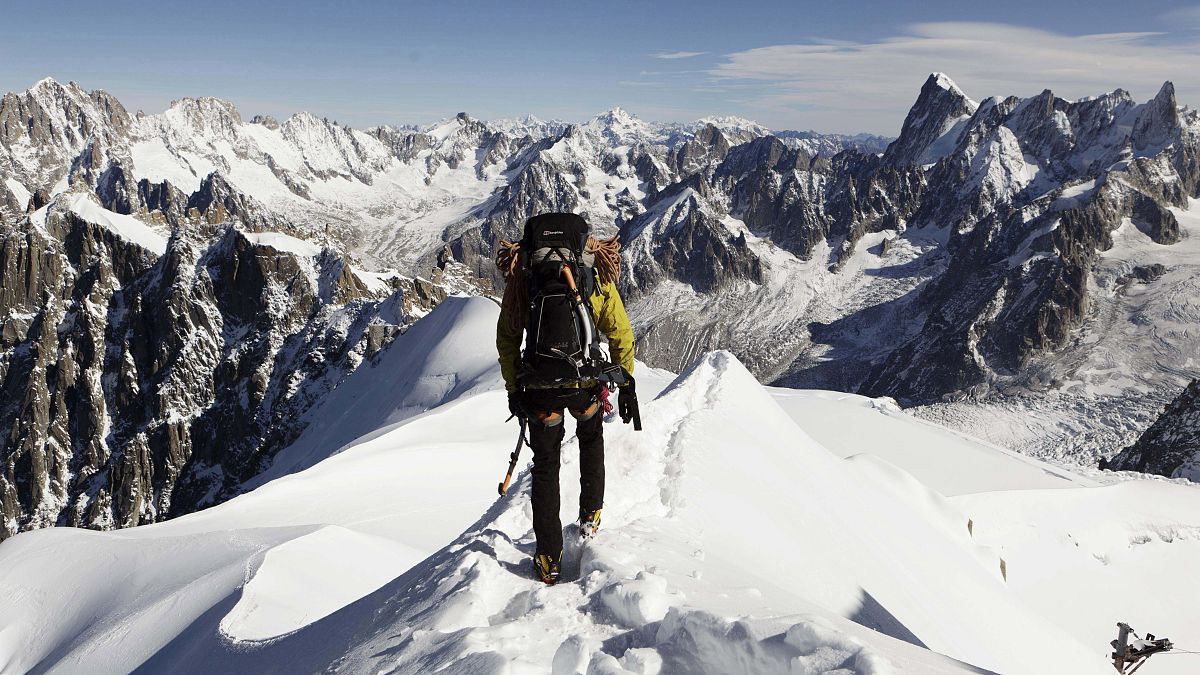 Mont Blanc'da tırmanan bir dağcı / Arşiv