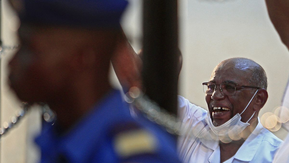 الرئيس السوداني المعزول عمر حسن البشير في إحدى جلسات محاكمته بتهمة تنظيم انقلاب 1989 في بلاده