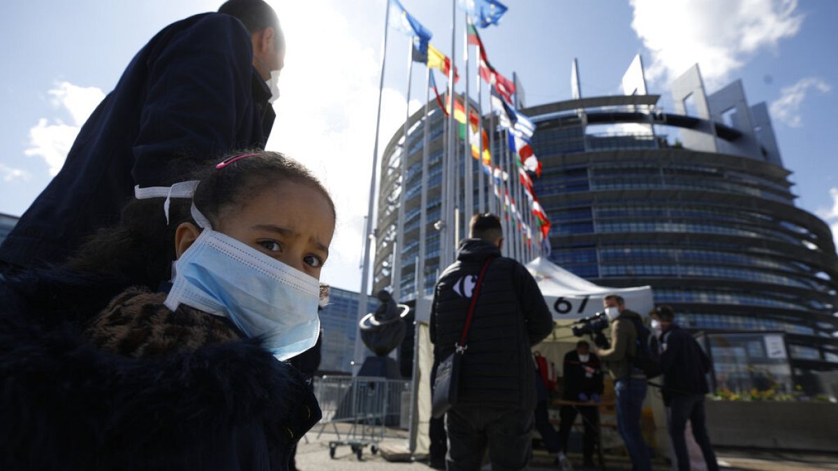 Az Európai Parlament előtt koronavírus-tesztre várakozók