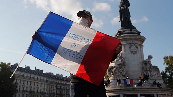 Una manifestazione a Parigi dopo la decapitazione del professore francese Paty ucciso dal 18enne ceceno Anzorov Una manifestazione a Parigi dopo la decapitazione del professore francese Paty ucciso dal 18enne ceceno Anzorov