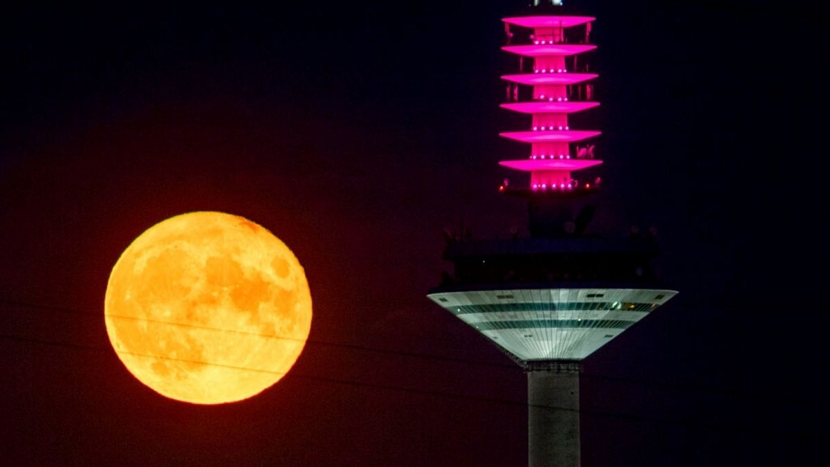 کره ماه و برج مخابراتی-تلویزیونی فرانکفورت