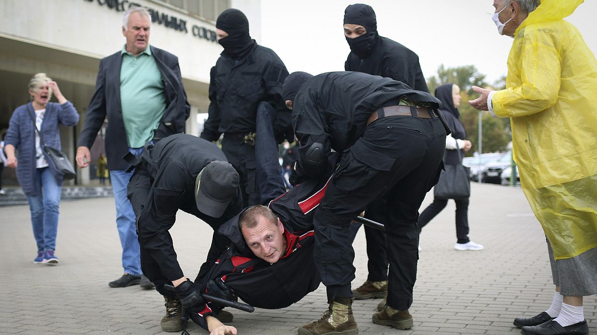 Rendőrök őrizetbe vesznek egy tiltakozót az elnökválasztás eredménye elleni tüntetésen Minszkben szeptember 27-én. 