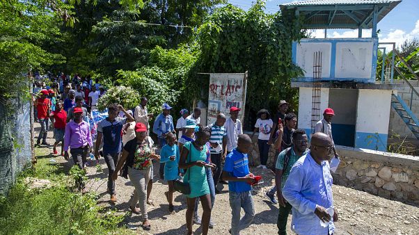 Mario Joseph, Anwalt für die Cholera-Opfer auf Haiti leitet einen Demonstrationszug zum einstigen UN-Lager in Mirebalais, 19.10.2020 Mario Joseph, Anwalt für die Cholera-Opfer auf Haiti leitet einen Demonstrationszug zum einstigen UN-Lager in Mirebalais, 19.10.2020