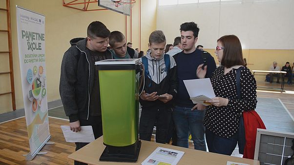 Smart Schools: Θέρμανση και ηλεκτρισμός σε επτά σχολεία από ανανεώσιμες πηγές ενέργειας Smart Schools: Θέρμανση και ηλεκτρισμός σε επτά σχολεία από ανανεώσιμες πηγές ενέργειας