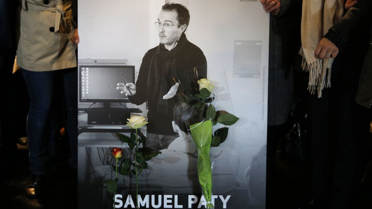 Samuel Paty fényképét tartják egy franciaországi megemlékezésen