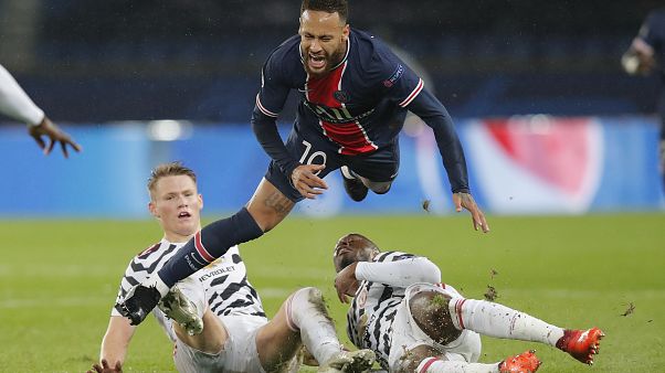 Le joueur du PSG Neymar subit un tacle contre Manchester United, le 20 octobre 2020, Paris Le joueur du PSG Neymar subit un tacle contre Manchester United, le 20 octobre 2020, Paris