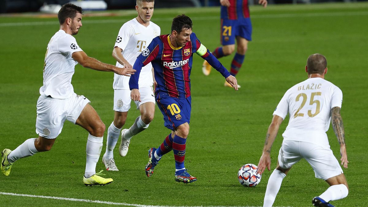 Lionel Messi a Ferencváros védői között