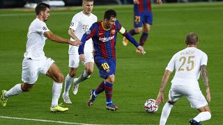 Lionel Messi a Ferencváros védői között a két csapat Bajnokok Ligája meccsén a barcelonai Camp Nou stadionban 2020. október 20-án