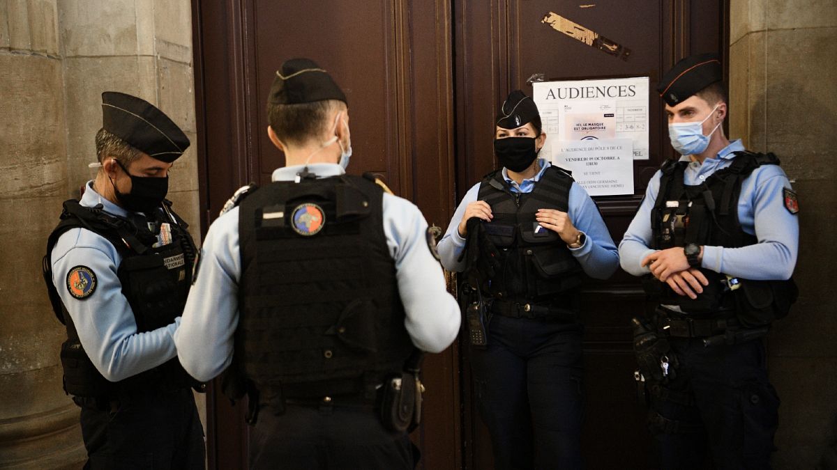 ضباط شرطة الدرك الفرنسي في محكمة باريس