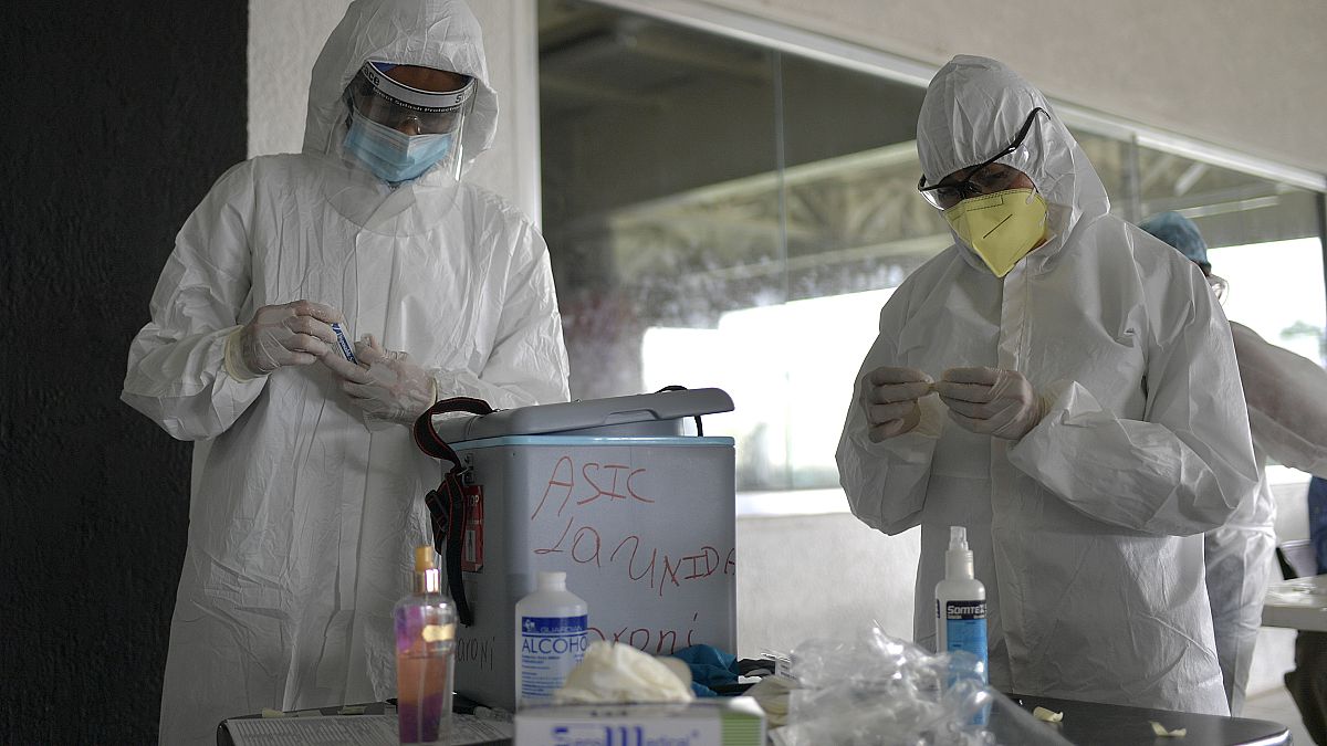 أعوان الرعاية الصحية يعدون لأخذ عينات من الأنف لاختبار كوفيد-19 في كاراكاس. 2020/09/19