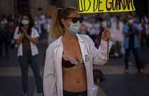 Una médico residente se manifiesta en Barcelona