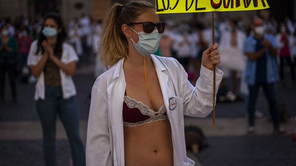 Una médico residente se manifiesta en Barcelona Una médico residente se manifiesta en Barcelona