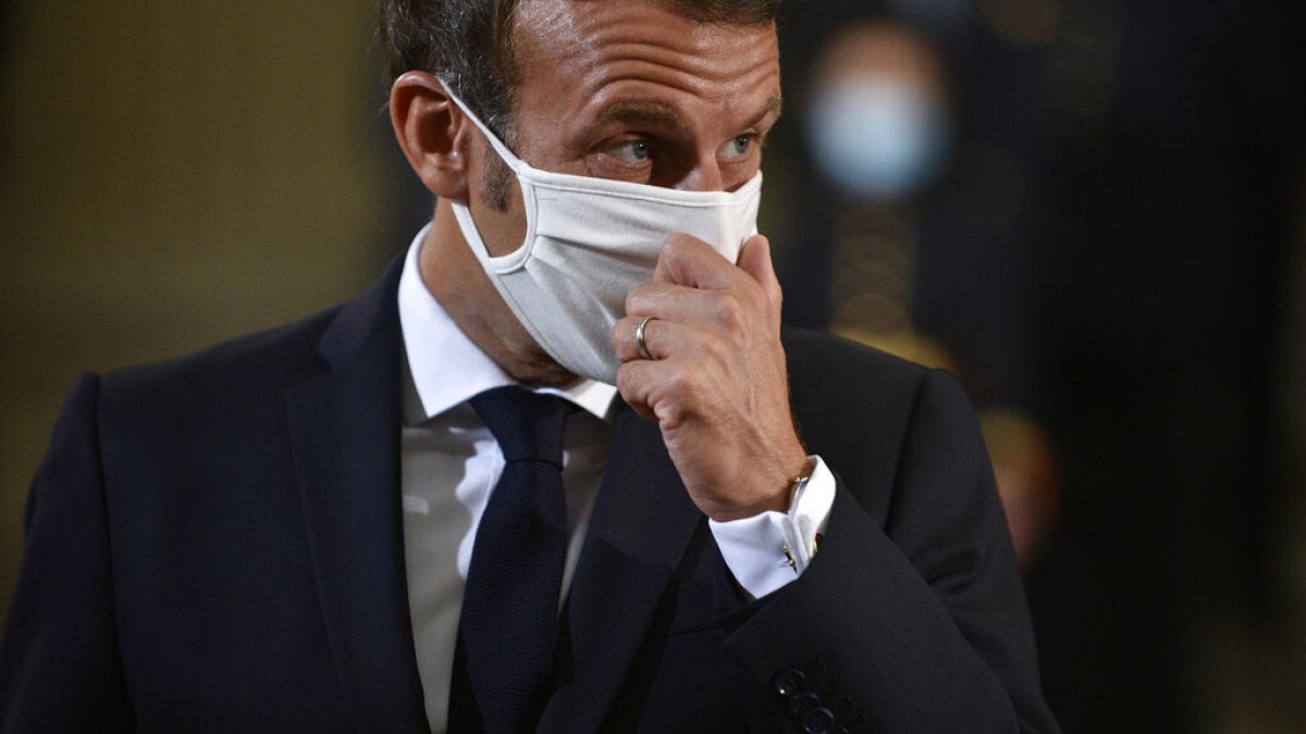Emmanuel Macron mit Stoffmaske